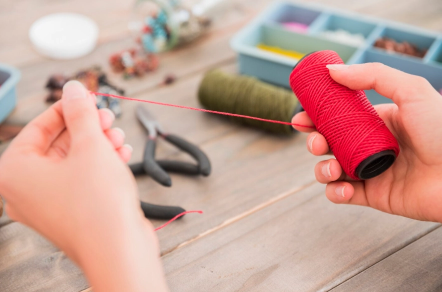 Sabía que la Combinación Errónea de Hilo y Aguja Arruina su Producción